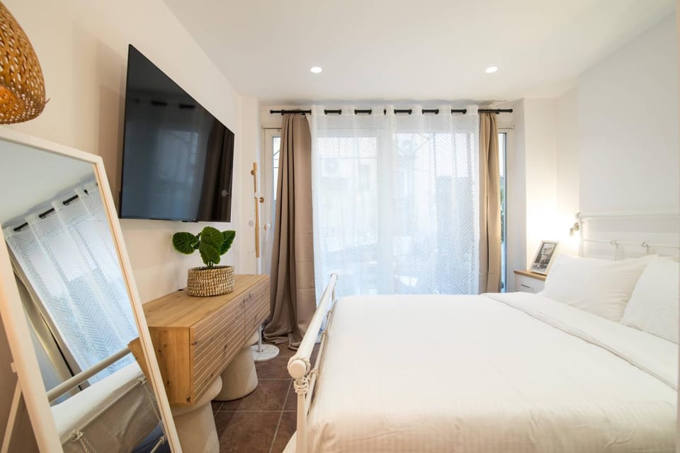 Bed, TV and multimedia, Photo of the whole room