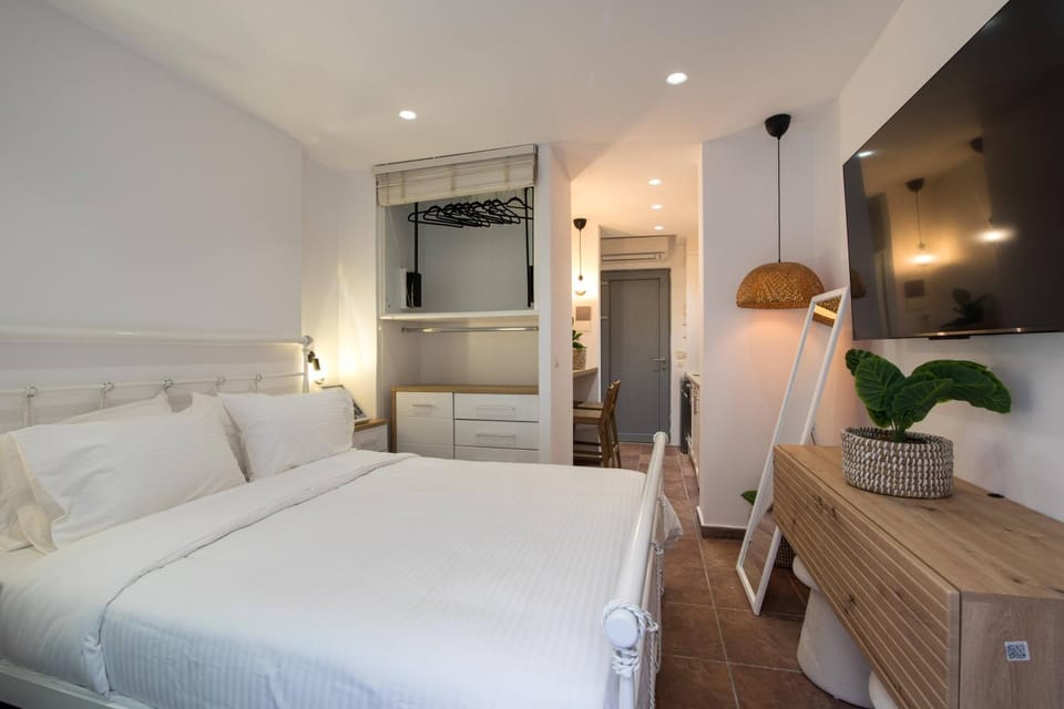 Bed, TV and multimedia, Bedroom