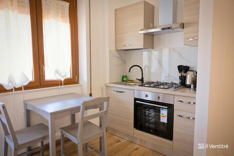 Coffee/tea facilities, Kitchen or kitchenette, Dining area, microwave, oven, stove