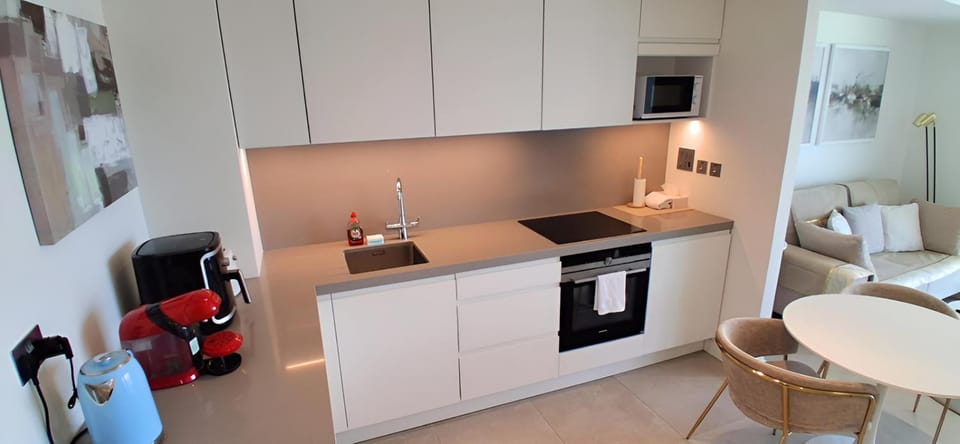 Coffee/tea facilities, Kitchen or kitchenette, dishwasher, microwave, oven, stove, toaster
