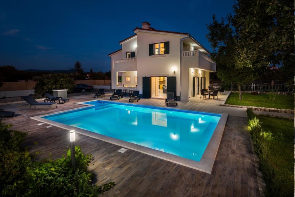 Bird's eye view, Pool view
