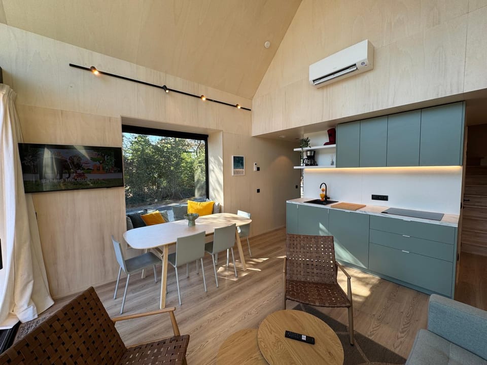 TV and multimedia, Kitchen or kitchenette, Dining area, air conditioner