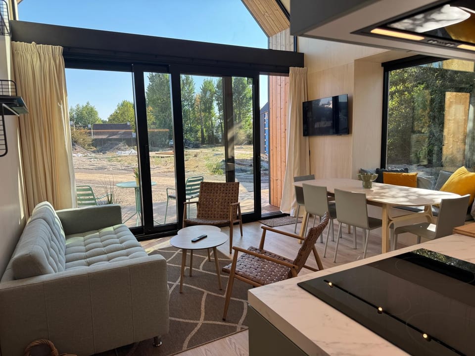 TV and multimedia, Seating area, Dining area