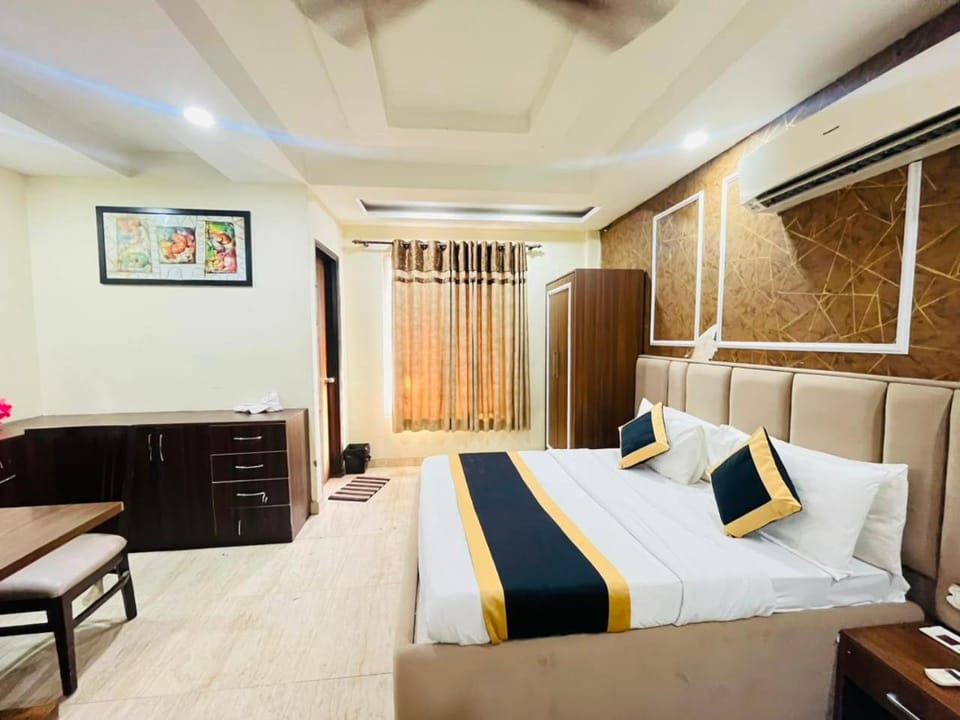 Bed, TV and multimedia, Living room, Photo of the whole room, Seating area, Bedroom, air conditioner
