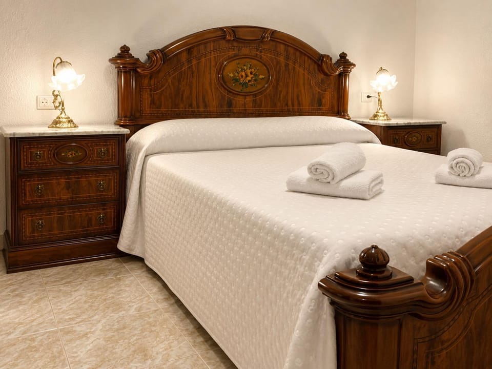 Photo of the whole room, Bedroom