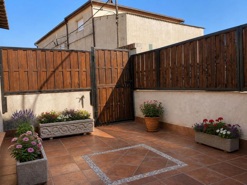 Property building, Patio, Day, Balcony/Terrace