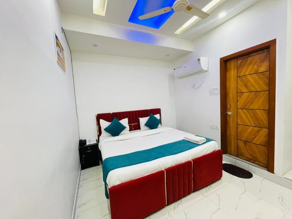 Bed, Photo of the whole room, Bedroom, wardrobe, air conditioner