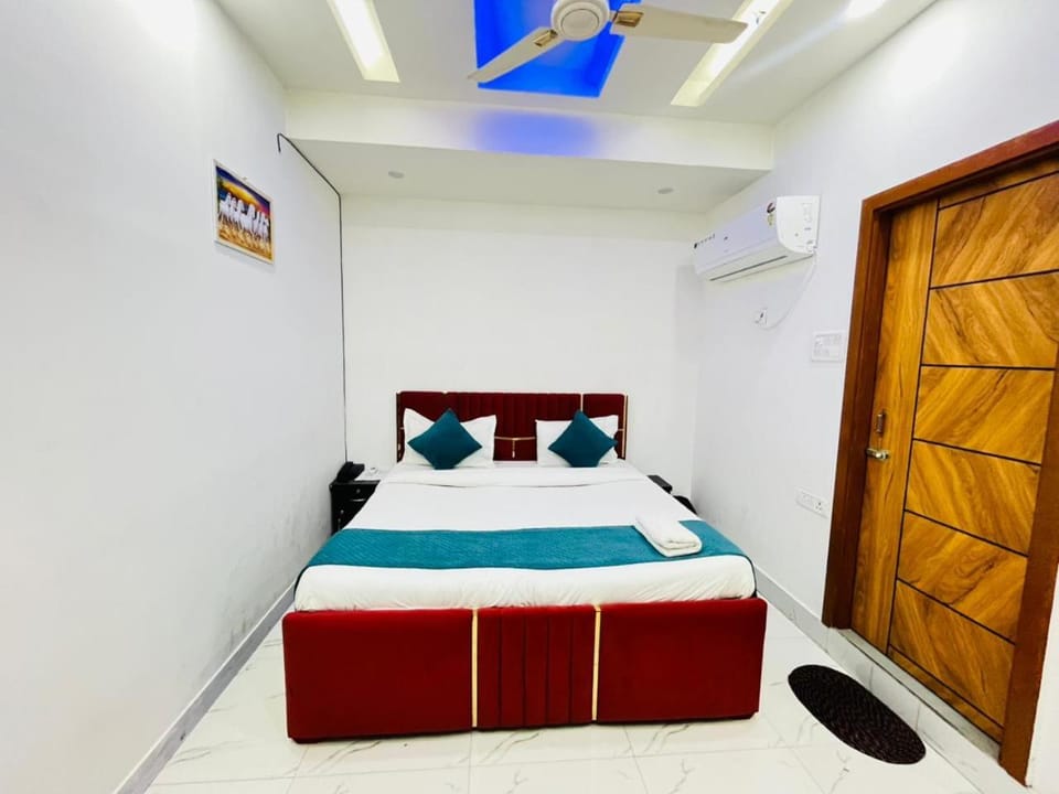 Property building, Bed, Photo of the whole room, Bedroom, bunk bed, fireplace, wardrobe, air conditioner
