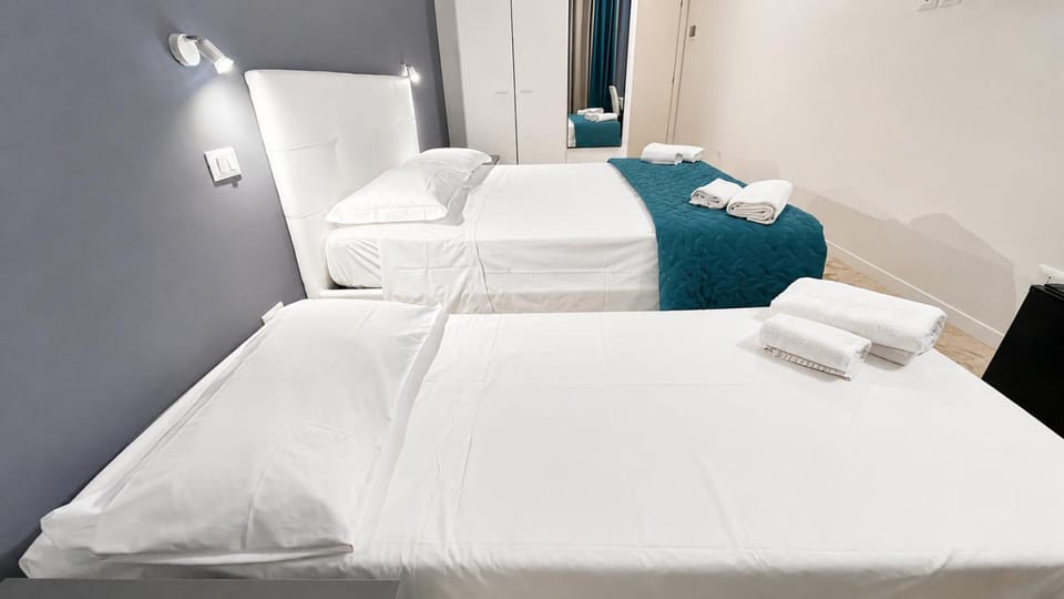 Bed, Bedroom, towels