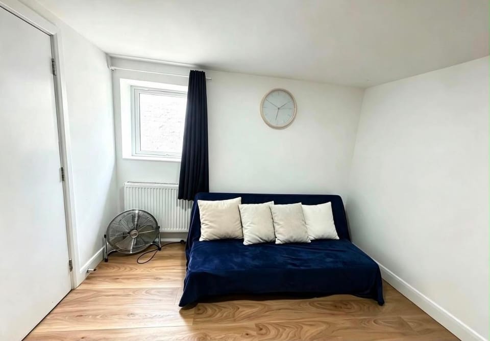 1 BR Apartment Near Luton Airport & Station Sleeps 3-4 Apartment in Luton