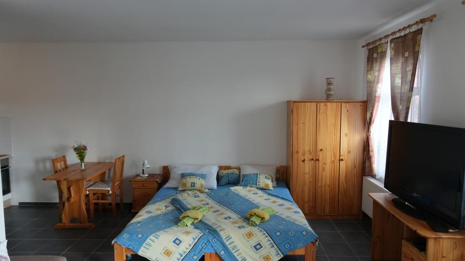 Bed, TV and multimedia, Photo of the whole room, Seating area, Bedroom