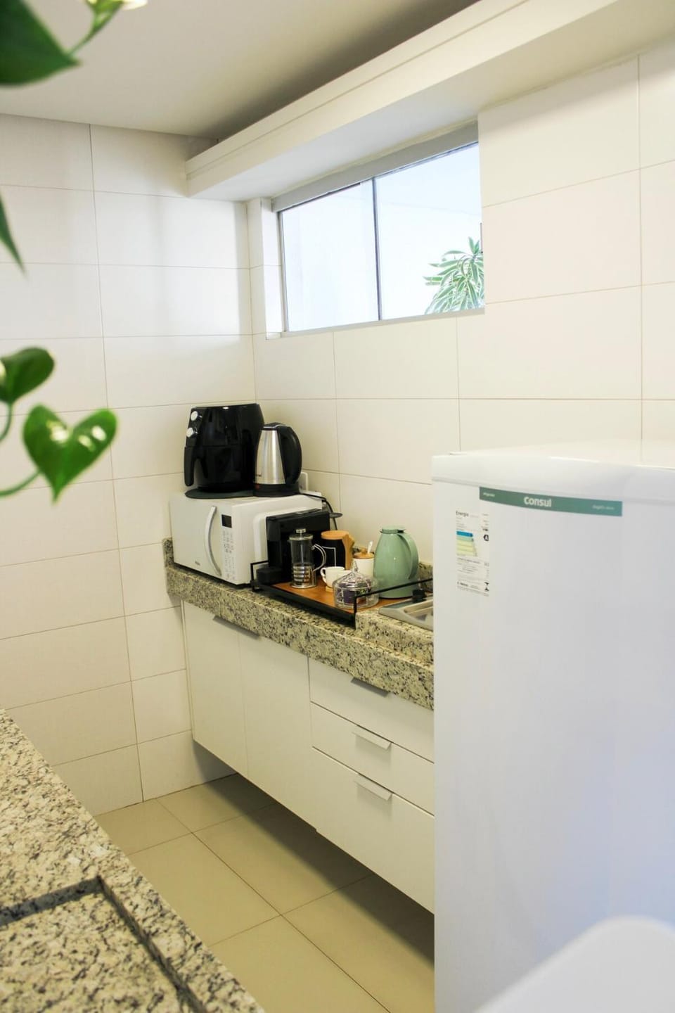 Coffee/tea facilities, Kitchen or kitchenette, microwave, stove