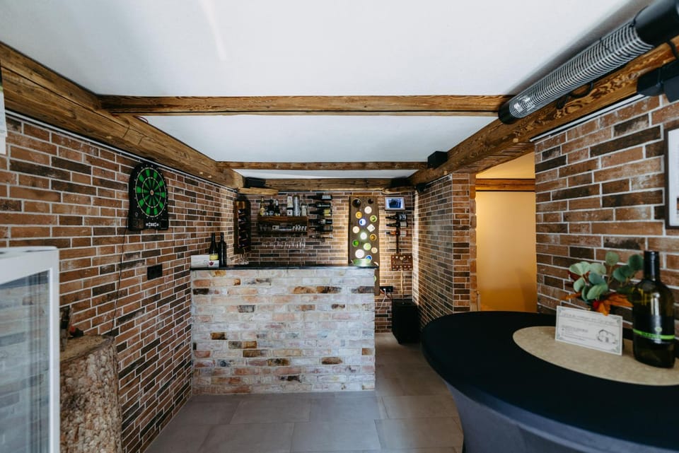 Darts, Photo of the whole room
