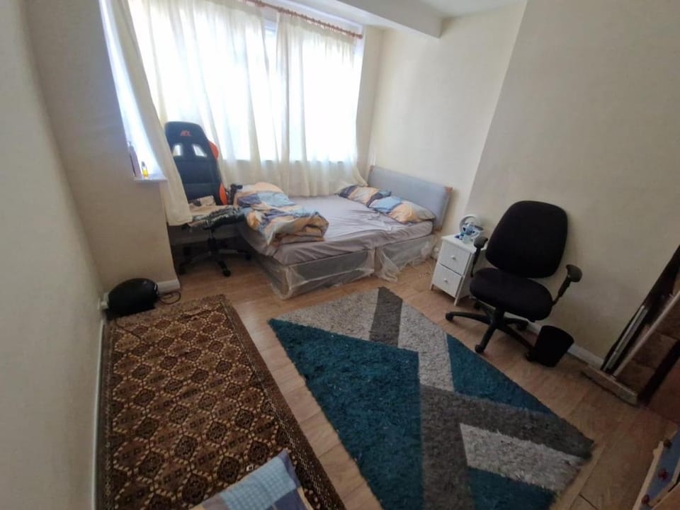spacious king size room in Friendly Shared house Vacation rental in London Borough of Croydon