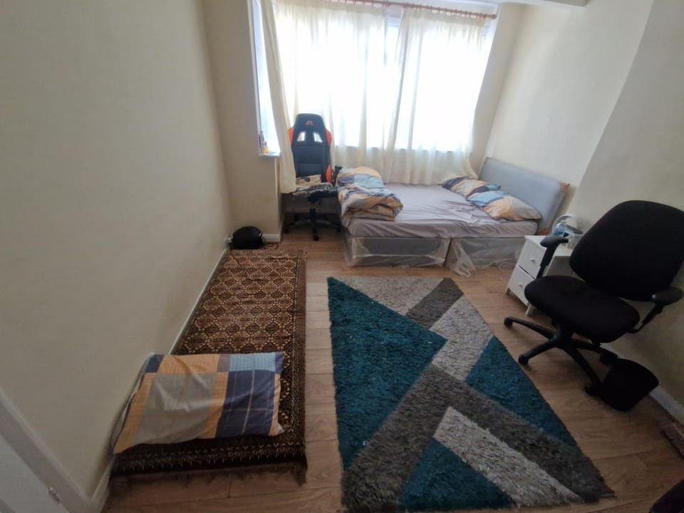 spacious king size room in Friendly Shared house Vacation rental in London Borough of Croydon