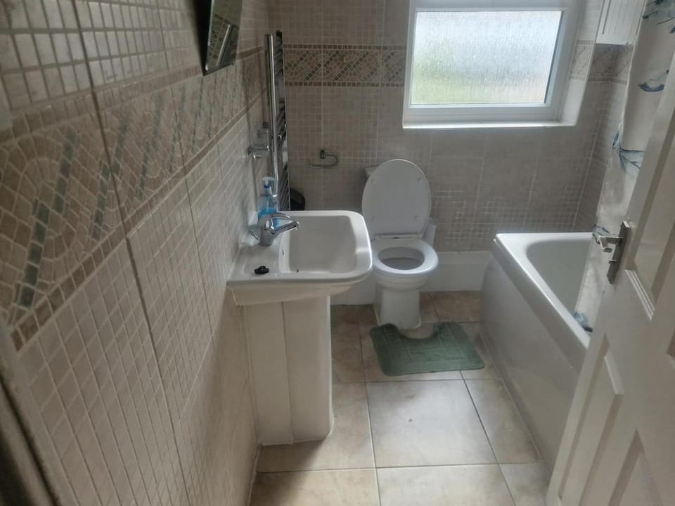 spacious king size room in Friendly Shared house Vacation rental in London Borough of Croydon