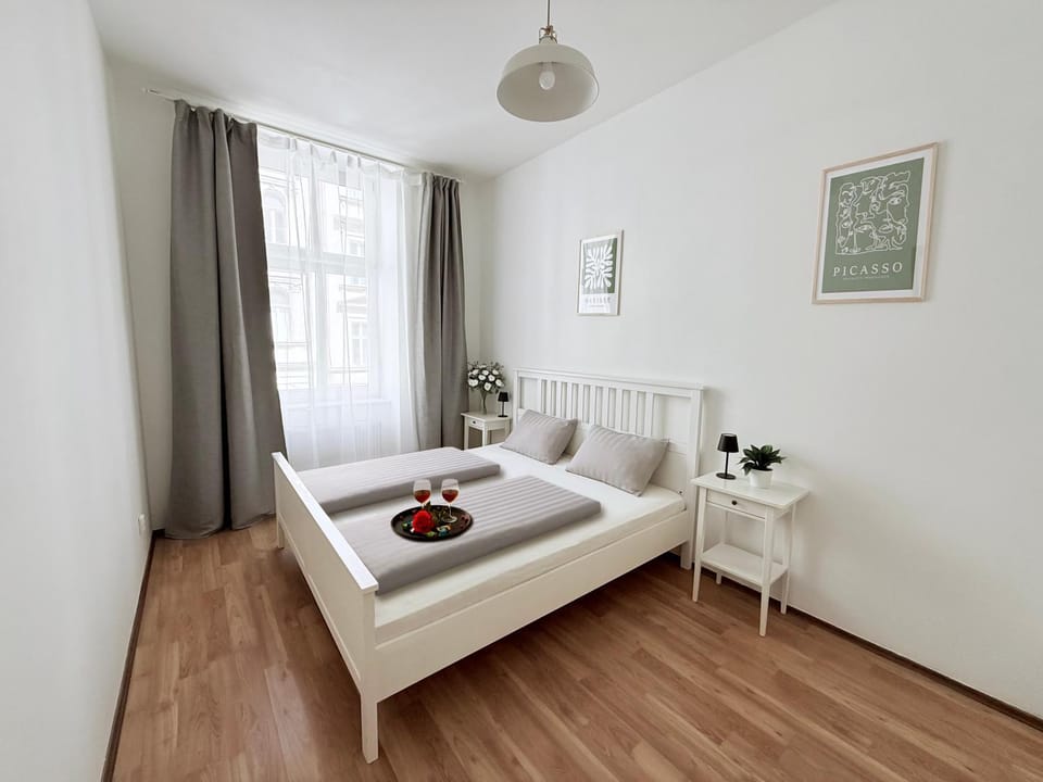 Bed, Photo of the whole room, Bedroom