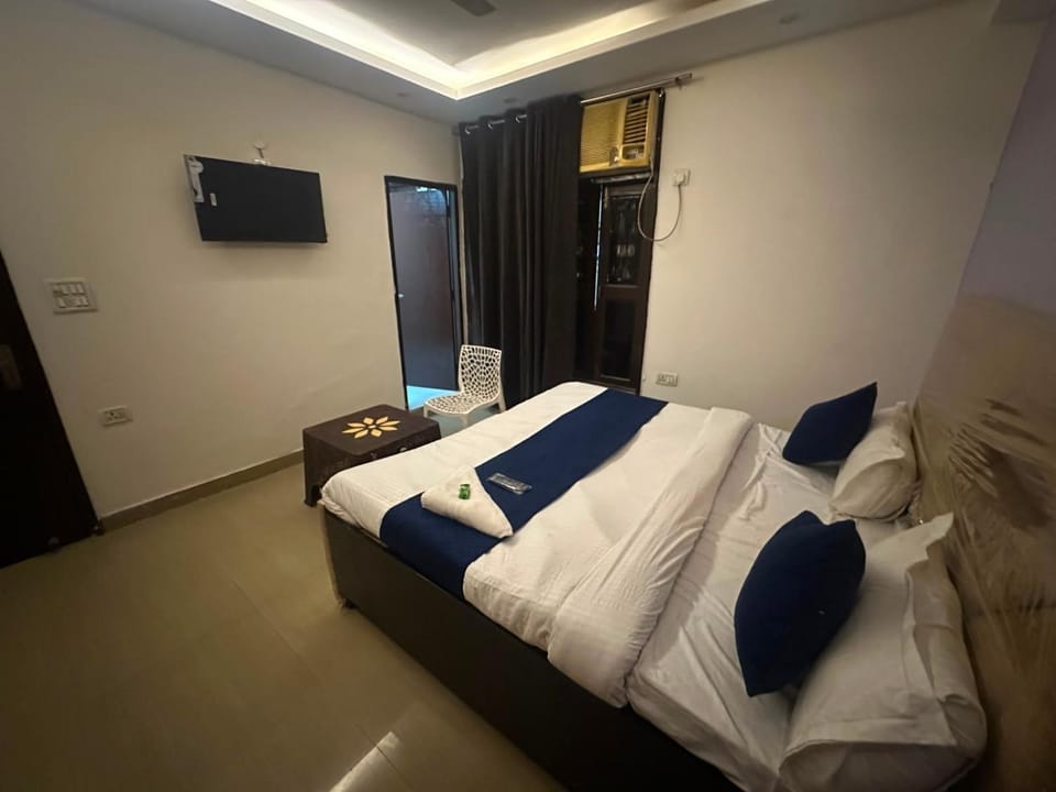 Bed, TV and multimedia, Photo of the whole room, Bedroom, towels