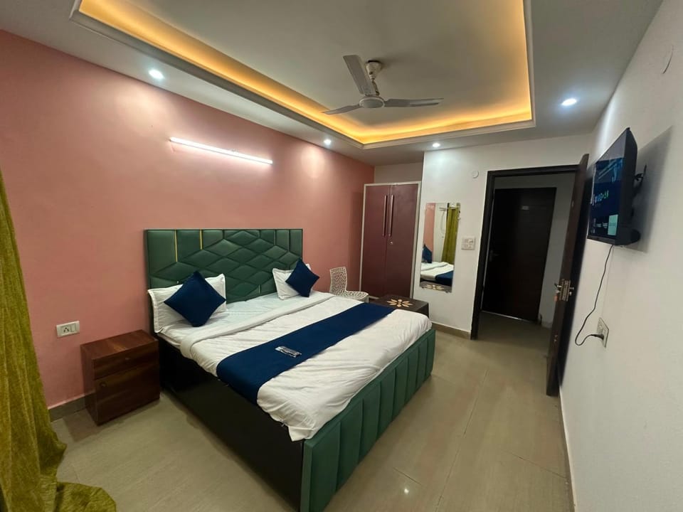 Bed, TV and multimedia, Bedroom, towels, wardrobe, air conditioner