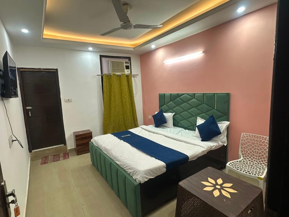 Bed, TV and multimedia, Photo of the whole room, Bedroom, wardrobe, air conditioner