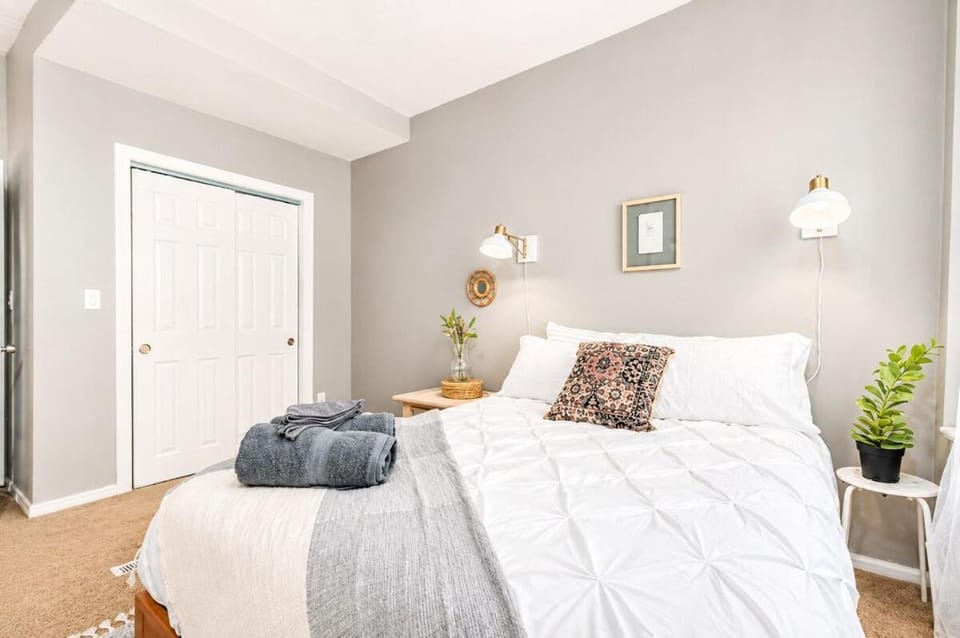 City Lovers Dream 2BR Gem Wooster Square Prk Apartment in New Haven