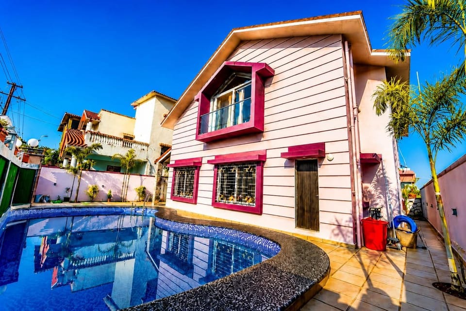Property building, Day, Pool view, Swimming pool, Swimming pool