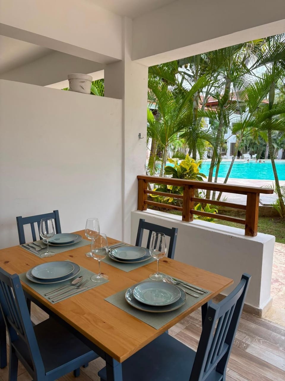 Balcony/Terrace, Dining area, Pool view