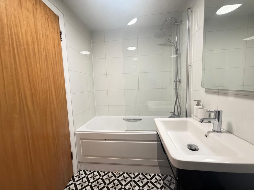 Elegant 2 Bed Flat with Private Outdoor Terrace Apartment in London Borough of Islington