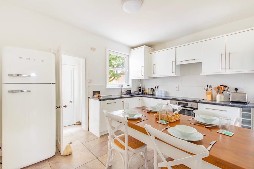 Dining area, kitchen
