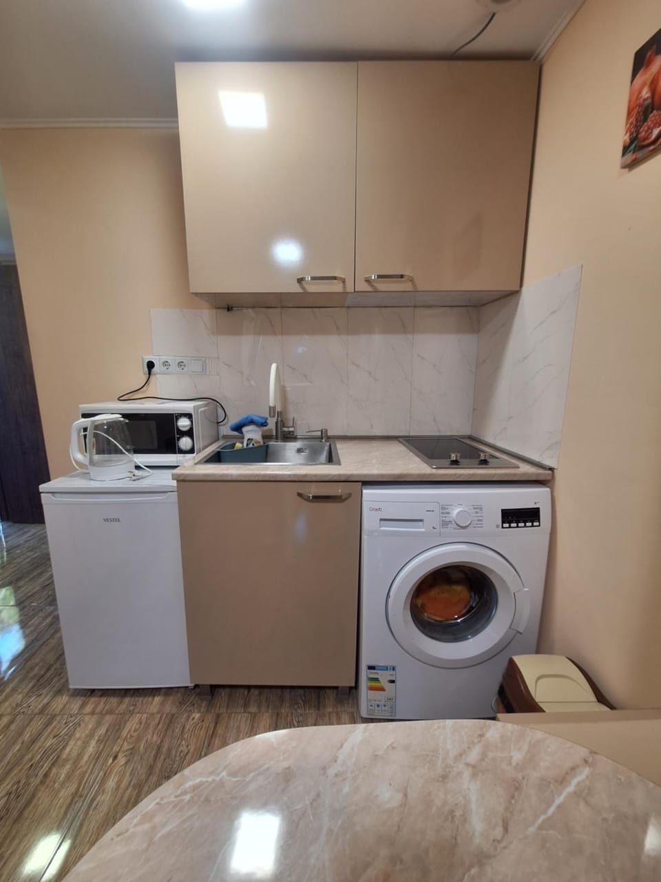 Kitchen or kitchenette, washing machine