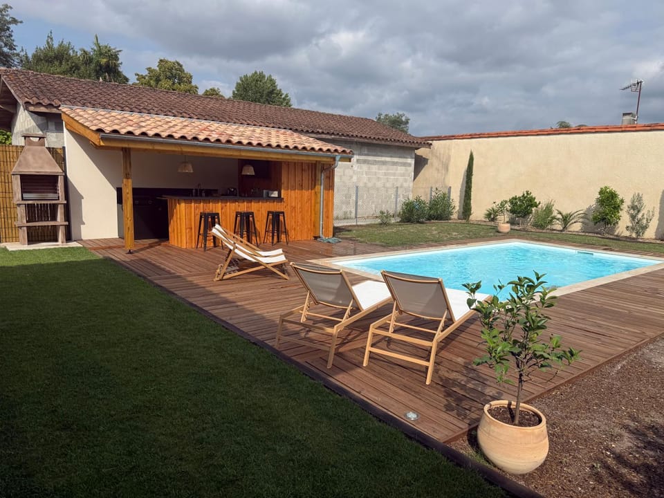 Swimming pool, sunbed