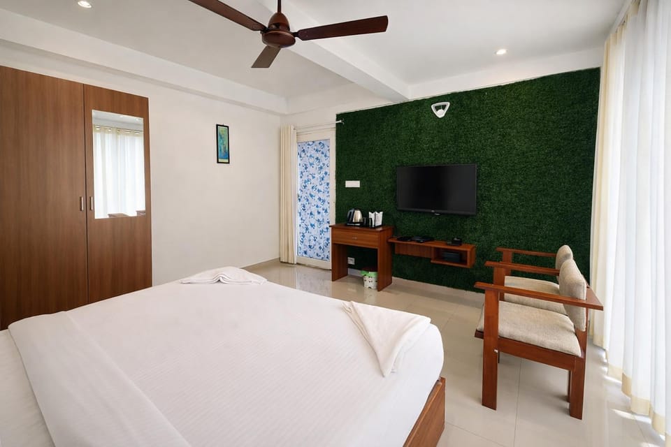 Bed, TV and multimedia, Photo of the whole room, Bedroom