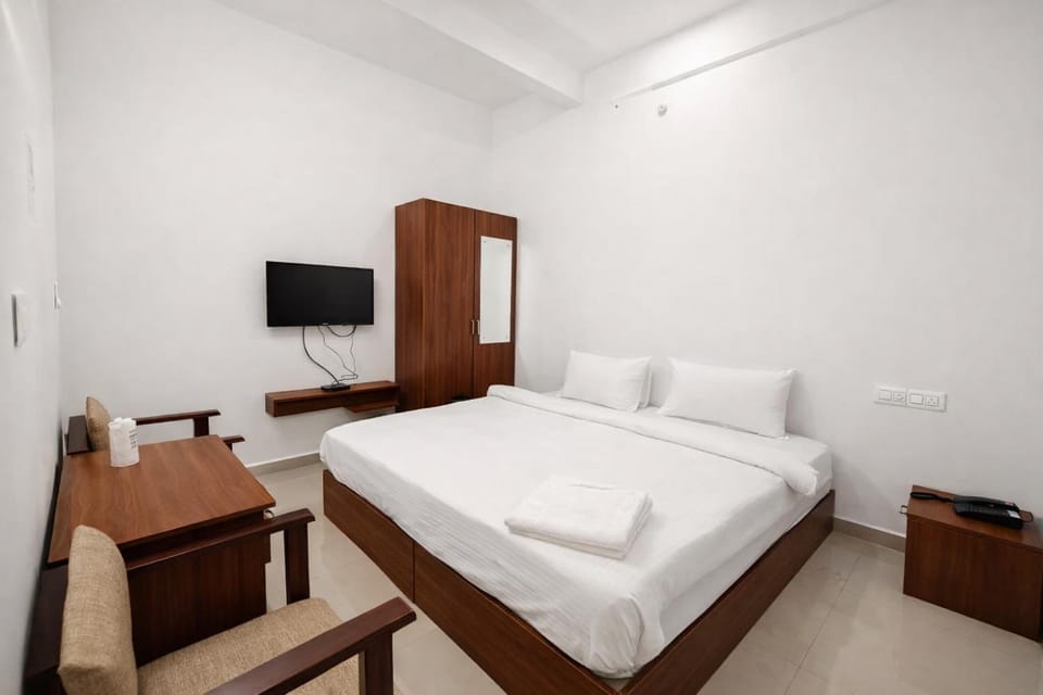 Bed, TV and multimedia, Photo of the whole room, Bedroom, towels, wardrobe