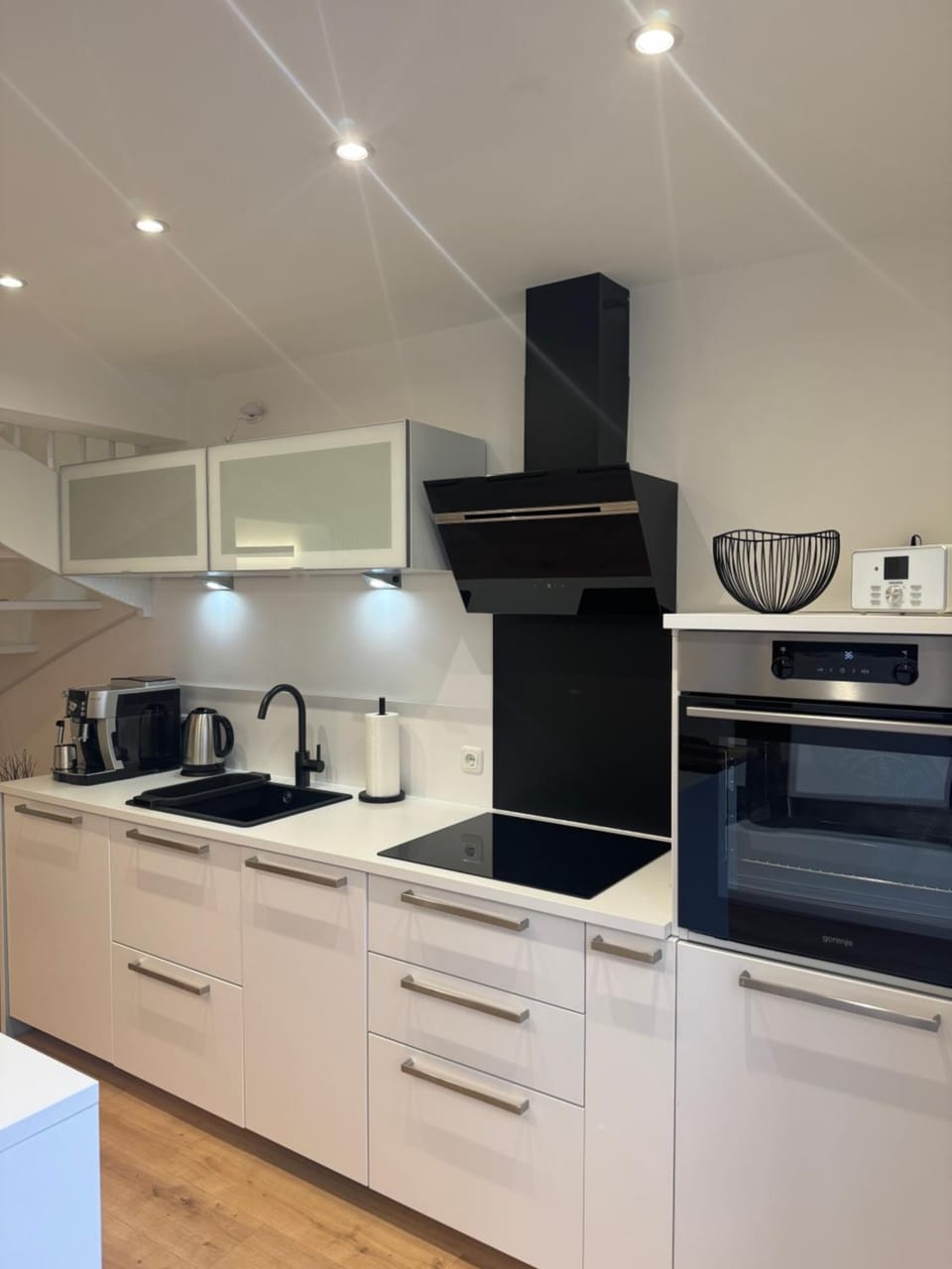 Coffee/tea facilities, Kitchen or kitchenette, dishwasher, stove, toaster