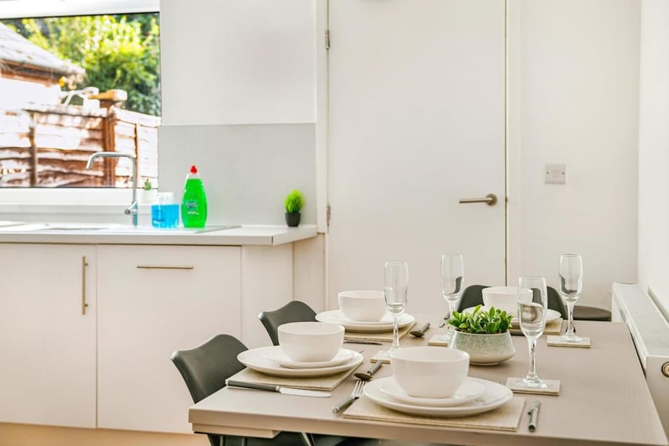 Nottingham Stay with Parking, Garden & Netflix House in Nottingham