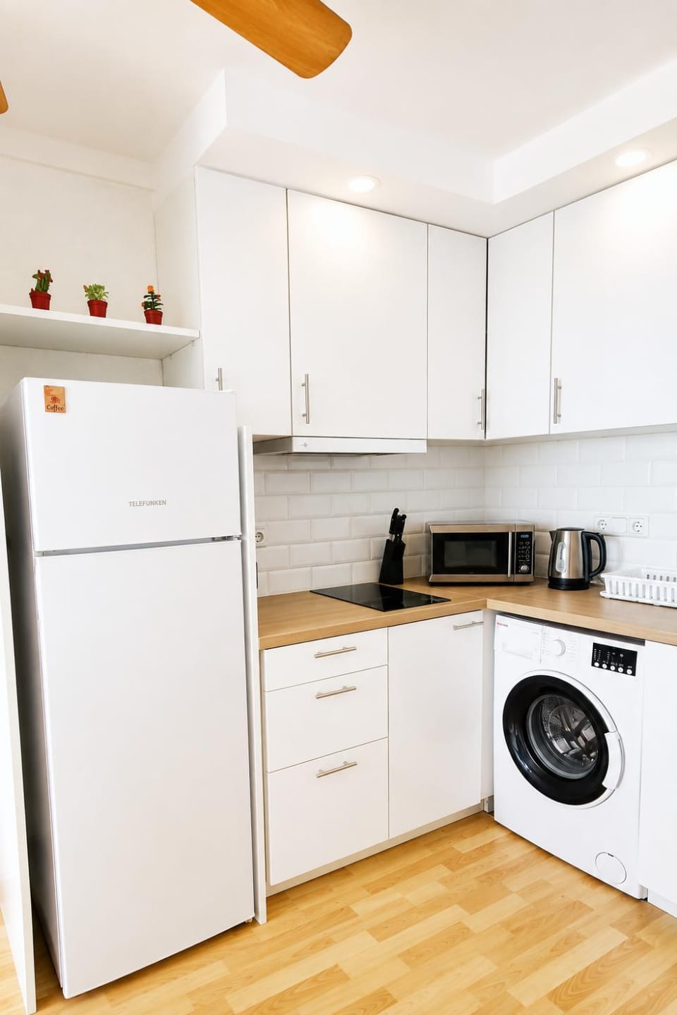 Kitchen or kitchenette, pet friendly, stove, washing machine