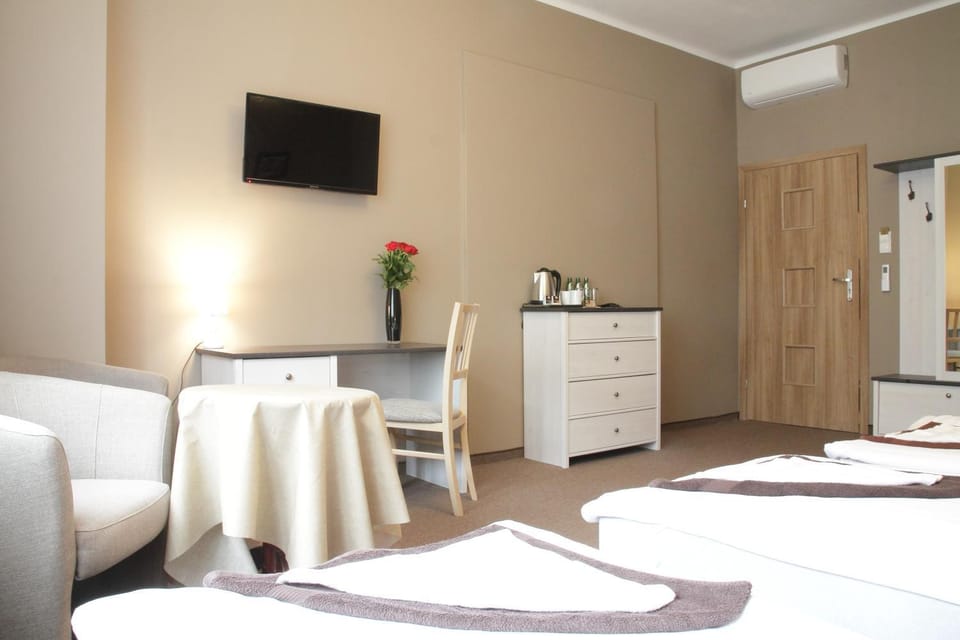 Bed, Day, Summer, TV and multimedia, Living room, Photo of the whole room, Seating area, Bedroom