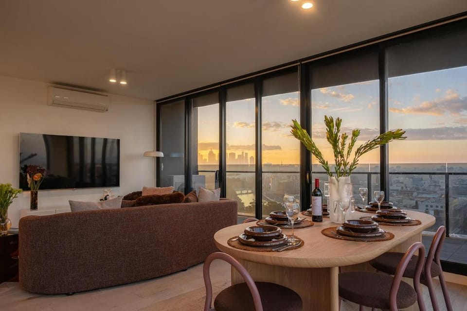 Panoramic City View Stunning 3BR Pool & Gym & Parking Apartment in Melbourne