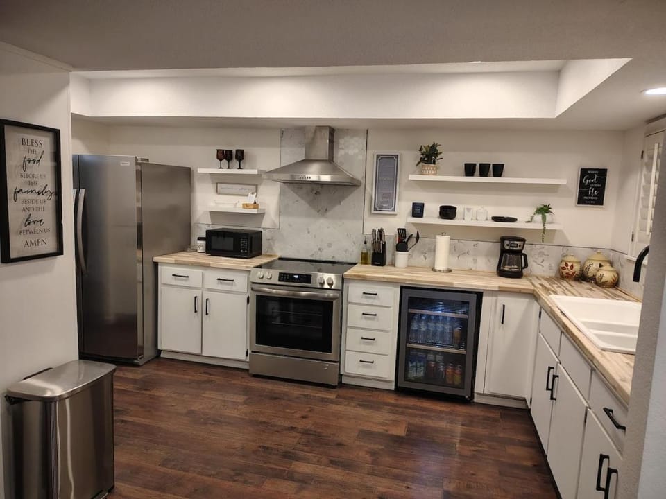 Modern Condo Within Walking Distance Of OnVida Apartment in Yuma