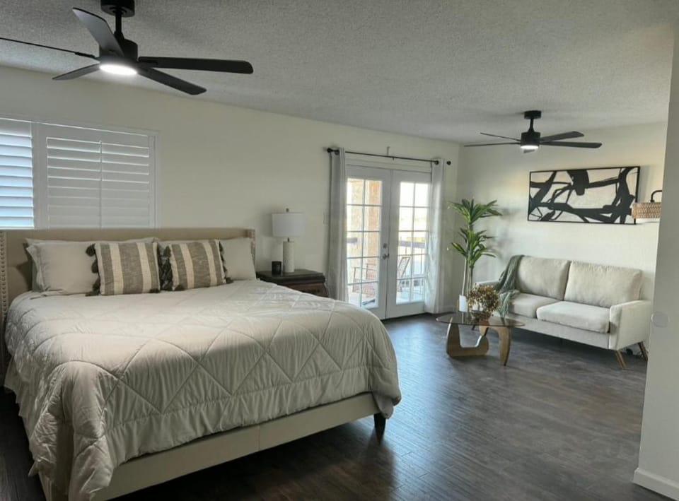 Modern Condo Within Walking Distance Of OnVida Apartment in Yuma