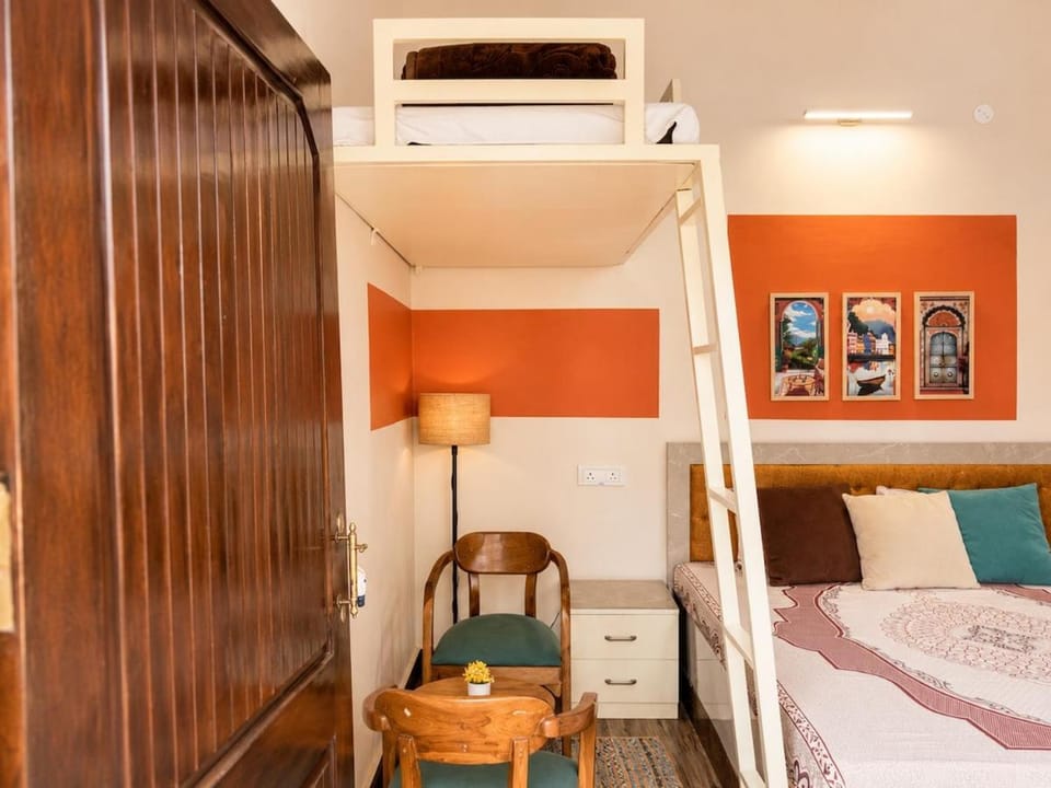 Heritage Loft Suite in Posh of Varanasi with Kitchen facility Apartment in Varanasi