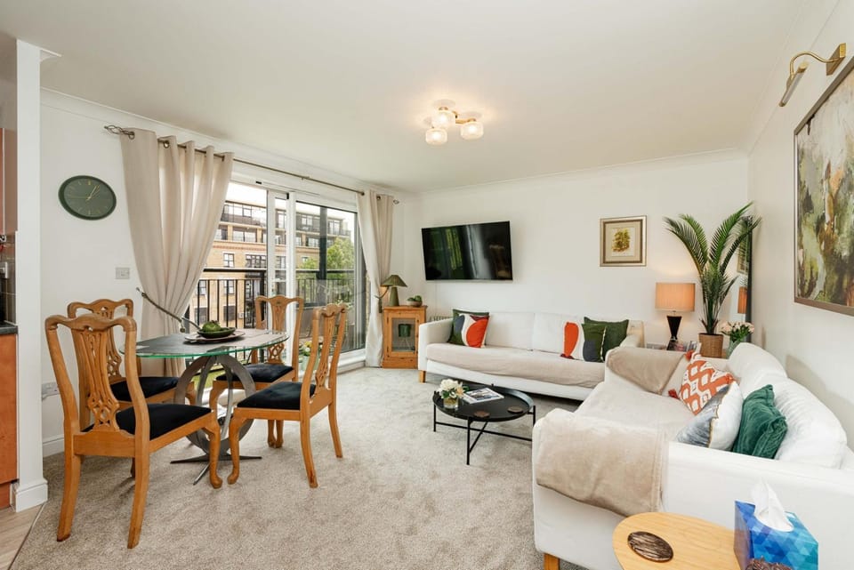 Canal View 1BR Flat with Balcony Apartment in London