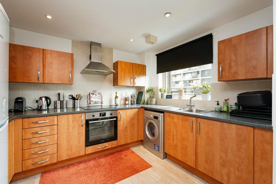 Canal View 1BR Flat with Balcony Apartment in London