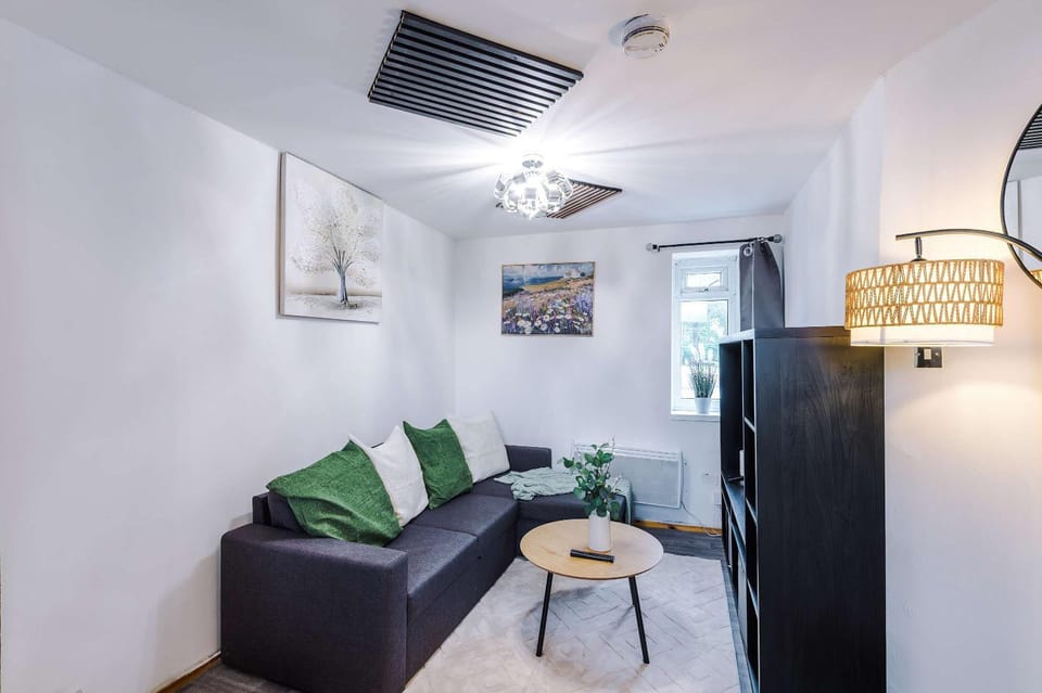 2 Bed Manchester Free Parking Sleeps 4 Apartment in Manchester