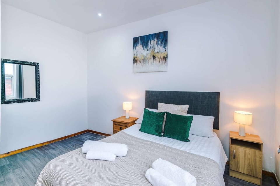 2 Bed Manchester Free Parking Sleeps 4 Apartment in Manchester