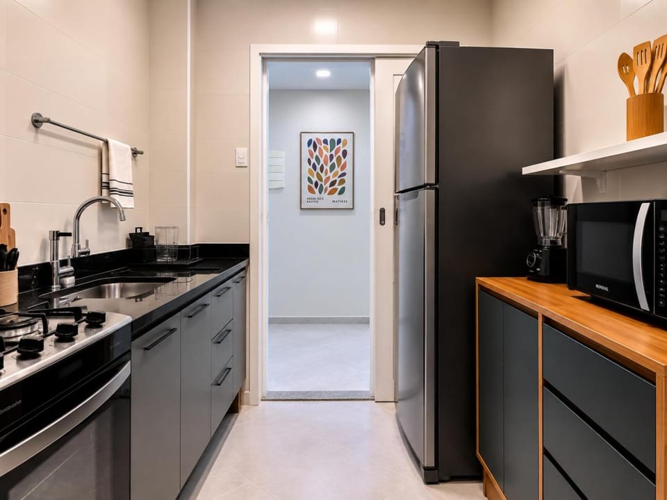 Kitchen or kitchenette, microwave, stove