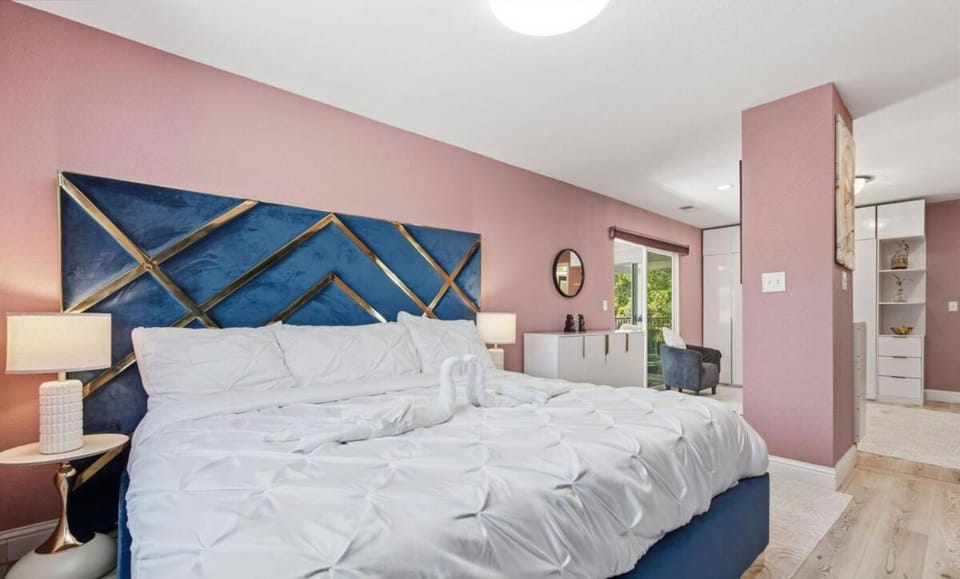 Heated Swim Spa, Sauna & Sunroom Sleeps 10 Villa in Hercules