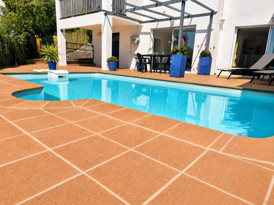 Property building, Patio, Facade/entrance, Solarium, Dining area, Pool view, Swimming pool, Meals, sunbed