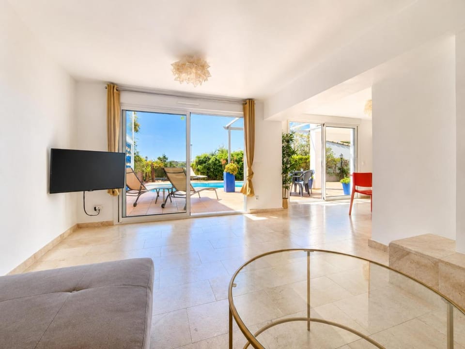 TV and multimedia, View (from property/room), Living room, Pool view, Swimming pool