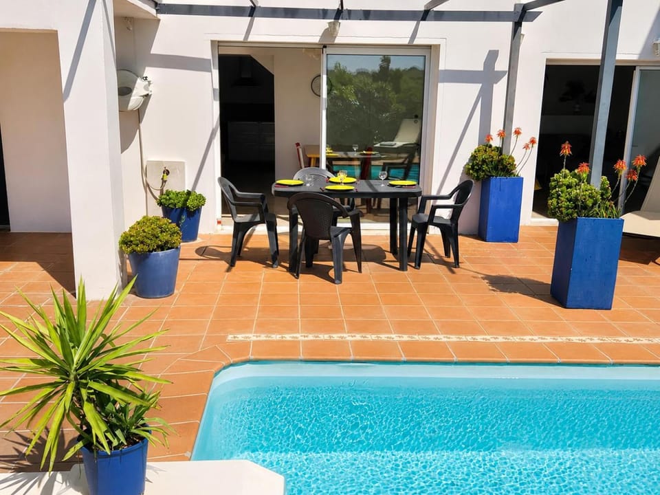 Patio, Solarium, Dining area, Pool view, Swimming pool, Meals